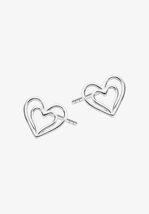 Srebrne kolczyki w kształcie serca z gładkim, polerowanym wykończeniem, przedstawiające splecione serca z zapięciem na szpilkę.