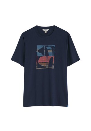 Camiseta de algodón azul marino con estampado abstracto multicolor con formas de velero. Cuello redondo, mangas cortas y ajuste relajado.
