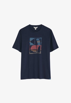 Camiseta de algodón azul marino con estampado abstracto multicolor con formas de velero. Cuello redondo, mangas cortas y ajuste relajado.