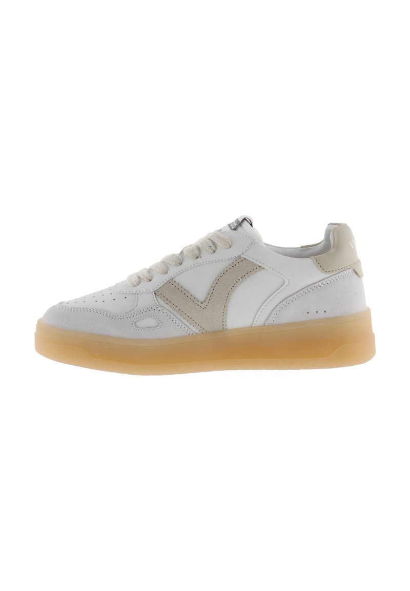 Sneakers med övre del i vitt läder, beige mockadetaljer, perforerad tå och en genomskinlig gummisula. Utrustad med platta skosnören och varumärkesdetaljer.