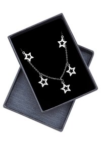 Sølv stjerne halskæde med fem stjernede vedhæng på en kæde, præsenteret i en boks med sort velourforing og en struktureret grå ydre.