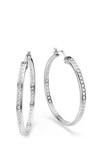 Pendientes de aro plateados con una fila brillante de piedras claras a lo largo del borde exterior, que ofrecen una superficie texturizada y reflectante.