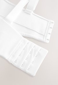 Allonges de soutien-gorge en tissu blanc avec plusieurs rangées de crochets et d'œillets pour une fermeture réglable et un ajustement étendu.