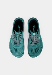 Tealfärgade löparskor i mesh med en andningsbar ovandel, grå snören och en strukturerad svart sula. Har logotyp och vadderad krage för komfort.