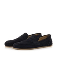 Mocasines de ante azul marino con puntera texturizada, parte superior lisa y suela de goma. Presenta una tira cosida a lo largo de la parte superior como detalle.