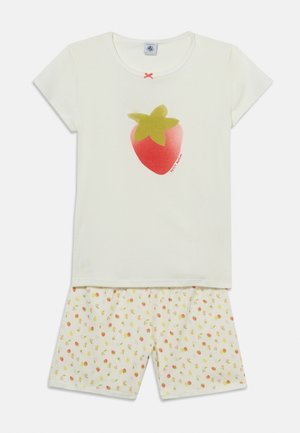 Camiseta blanca de manga corta para niños con un gran gráfico de fresa y pantalones cortos a juego con estampado de pequeñas fresas y hojas.