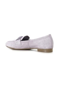 Jasnoliliowy zamszowy loafers z miękką fakturą, z ozdobnym paskiem na wierzchu i niskim brązowym obcasem.