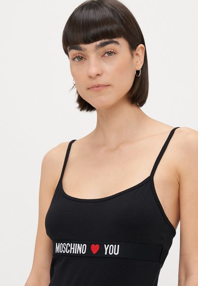 Crna majica bez rukava s tankim naramenicama, s istaknutom bijelo-crvenom trakom s logotipom "MOSCHINO ❤️ YOU" na struku, izrađena od mekog materijala.