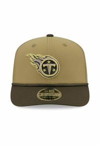 Khaki-Kappe mit runder Krone und steifem, dunkelbraunem Schild. Mit einem gestickten Logo, das Flammen und Sterne in Gelb und Grau zeigt.