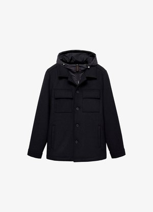 Čierny kabát s kapucňou, zapínaním na gombíky a dvoma hrudnými vreckami z textúrovaného materiálu. Obsahuje hladkú, kontrastnú vnútornú podšívku.