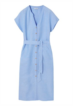 Robe chemise bleu clair à manches courtes, ceinture en tissu, deux poches latérales et boutons en bois sur le devant. Texture lisse.