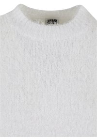 Maglione bianco lavorato a maglia con una finitura testurizzata e morbida. Presenta un collo rotondo e un'etichetta con la scritta "URBAN CLASS."