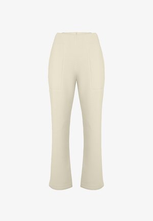 Beige broek met hoge taille en een gladde textuur, voorzien van twee voorzakken en een rechte snit die eindigt bij de enkel. Geen zichtbare sluitingen.
