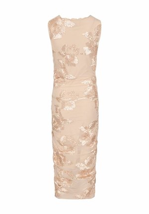 Nude krāsas ziedu mežģīņu formu pieguļošs kleita ar drapējumiem, bez piedurknēm, ar viļņotu dekoltē, kurā ir reljefi ziedu raksti izvietoti visā kleitā.