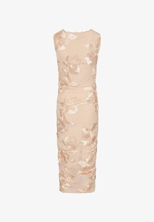 Gola haljina od cvjetne čipke u nudenoj boji, sa detaljima nabrane tkanine, bez rukava i vratnim izrezom s valovitim rubom, koja uključuje ispupčene uzorke cvijeća.