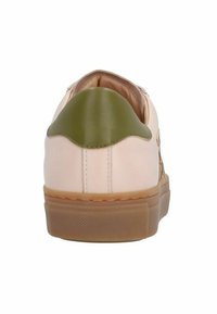 Lage sneaker van zacht roze leer met een groene leren hieltab. Voorzien van een gestructureerde rubberen zool en gouden accenten. Minimalistisch ontwerp.