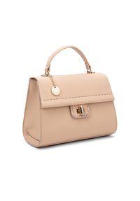 Borsa a mano in pelle beige con un design strutturato, dotata di manico superiore, accessori in oro, chiusura a scatto e un ciondolo decorativo.