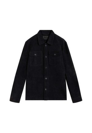 Chaqueta de ante azul marino con cierre de botones, dos bolsillos en el pecho y un cuello clásico. Presenta mangas largas y una textura suave.