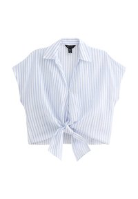 Blusa de manga corta a rayas verticales en azul claro y blanco, con cuello y nudo en la parte delantera, ajuste cropped.