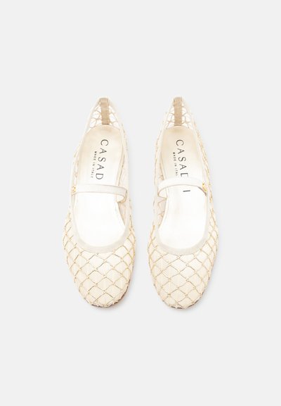 Μπεζ μπαλαρίνες με υφαντό σχέδιο, επένδυση από δέρμα και ελαστικό λουρί. Μαλακή, υφή επιφάνεια με ανοιχτό πλέγμα μοτίβο.
