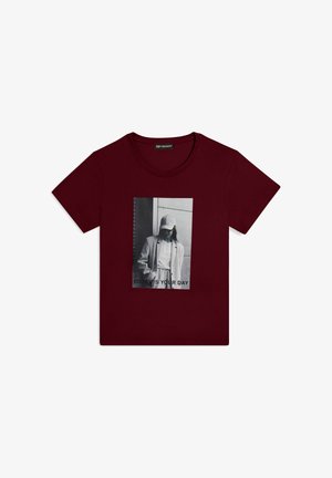 Camiseta de manga corta burdeos con una impresión de fotografía en blanco y negro y el texto "HOY ES TU DÍA" en la parte inferior.