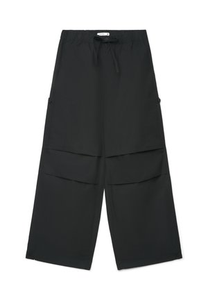 Pantaloni neri a gamba larga con vita elastica e coulisse, dotati di tasche laterali con bottoni e dettagli di cuciture orizzontali sulle gambe.