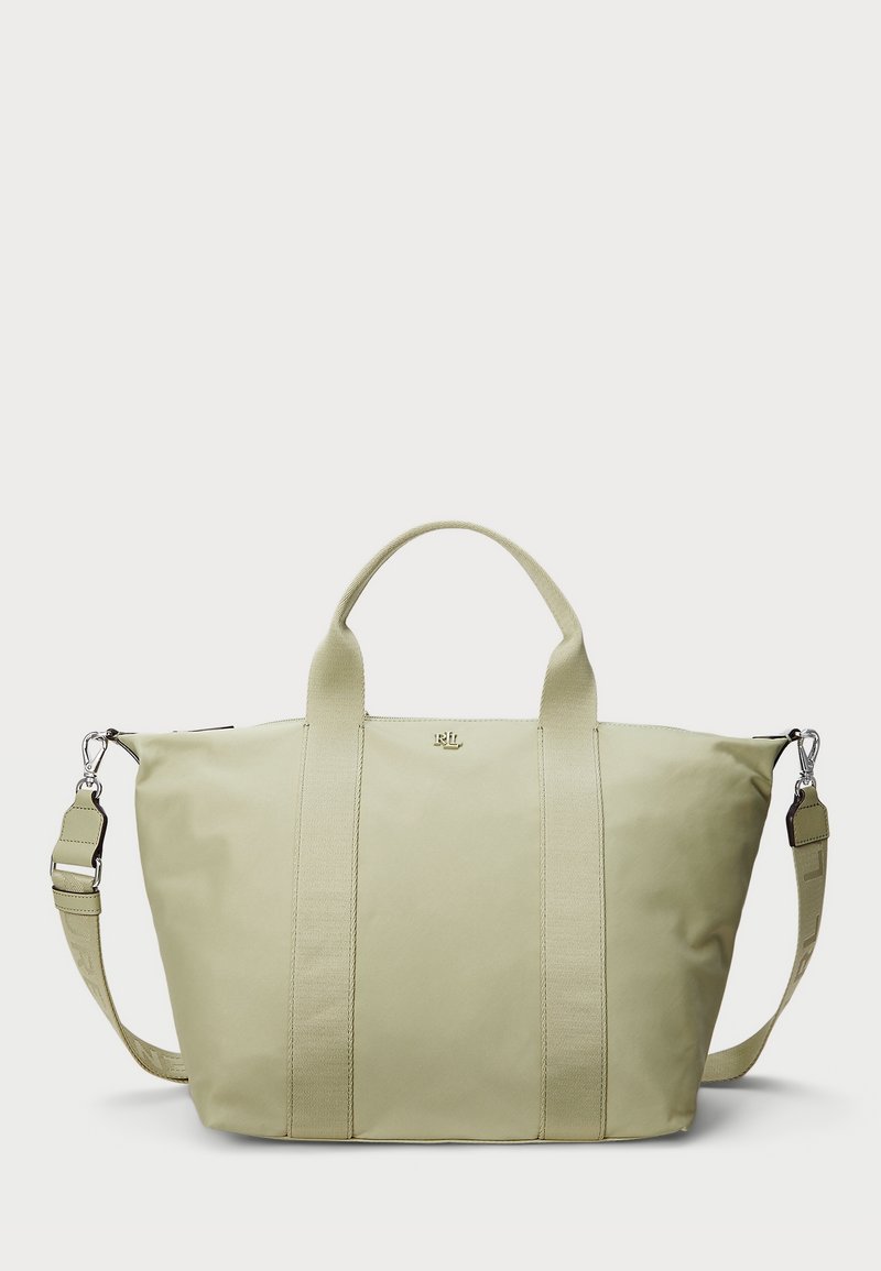 Sac fourre-tout vert clair avec deux poignées supérieures et une bandoulière amovible. Fabriqué en matériau lisse avec des détails de couture subtils et un accent de logo.