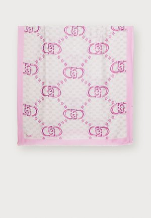 Foulard in seta con bordo rosa, decorato con loghi G sovrapposti e accenti a forma di diamante su uno sfondo chiaro.