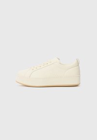 - Sneakersy niskie