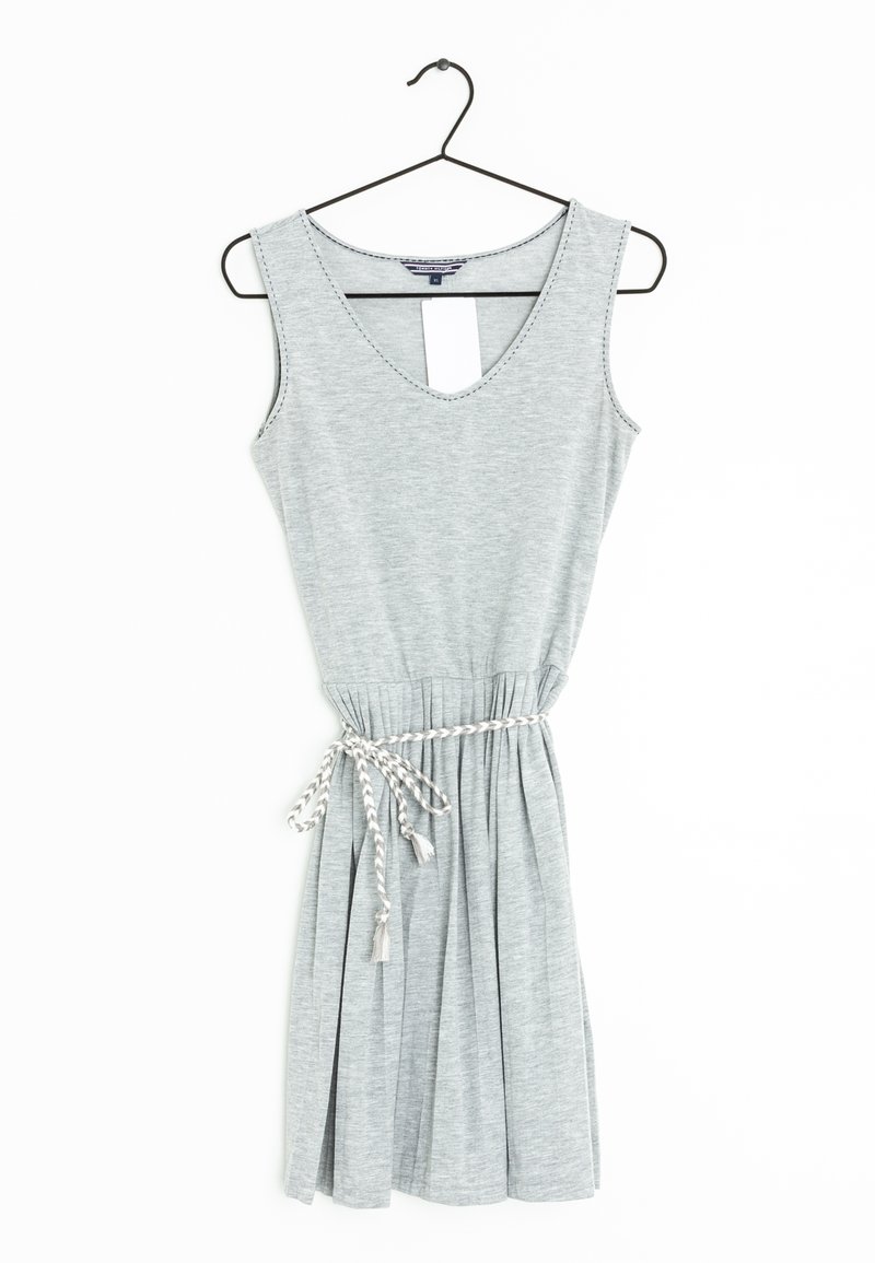 Robe sans manches grise avec un décolleté en V, taille froncée et cordon ajustable en tissu tressé, avec une finition texturée et une coupe ample.