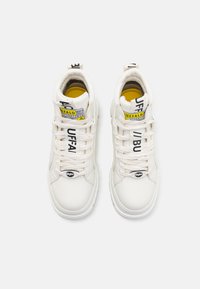 Hvide højtop sneakers med en tekstureret læderfinish. Har gule og sorte detaljer, fremtrædende branding og en polstret krave for støtte.