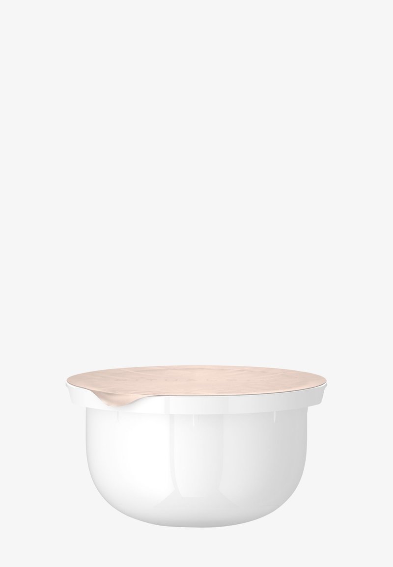 Bol de plástico blanco con tapa beige translúcida parcialmente levantada, aislado sobre fondo blanco liso.