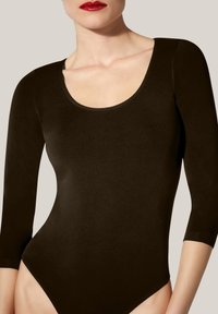 Zwarte langslavige bodysuit met een ronde hals, gemaakt van gladde stof, met een aansluitend ontwerp en hoog uitgesneden beenopeningen.