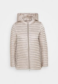 Jasnobeżowa pikowana kurtka puchowa z kapturem, zapinana na zamek błyskawiczny, z poziomym przeszyciem dla izolacji. Gładka, błyszcząca faktura tkaniny.