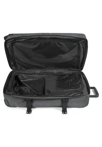 Maleta gris con un exterior de tela, interior negro, dos compartimentos y un mango retráctil. Cuenta con cremalleras y correas resistentes.