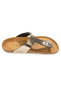 Sandaler med flad design, der har en sort og guld tekstureret rem, brun sål og et subtilt logo. Kanten er lysfarvet med et tekstureret mønster.