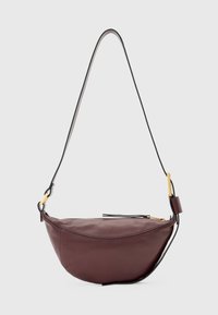 Borsa a spalla in pelle bordeaux con corpo curvo, tracolla nera e dettagli in oro. Presenta una chiusura zip e una texture semimatte.