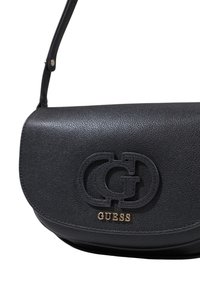 Borsa a tracolla nera in pelle con superficie testurizzata, dotata di logo impresso e marchio in tono oro sul lato anteriore.