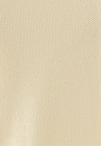 Tissu texturé blanc cassé présentant un motif en grille et une apparence douce et tissée, adapté à diverses applications textiles.