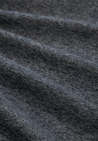 Strukturierter dunkelblauer Stoff mit einem gesprenkelten Muster, das eine weiche, gewebte Optik und drapierte Falten aufweist. Eine Nahaufnahme hebt die Details hervor.