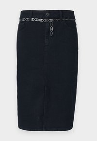 Zwarte denimrok met een rechte snit, metalen kettingdetails bij de taille en een sluiting met knopen aan de voorkant. Soepele textuur, middellange uitstraling.