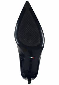Zwarte gepatineerde leren hoge hak schoen met een puntige neus. De onderzijde heeft een gestructureerde rubberen zool en merknaam, gemarkeerd Italië. Maat 37.