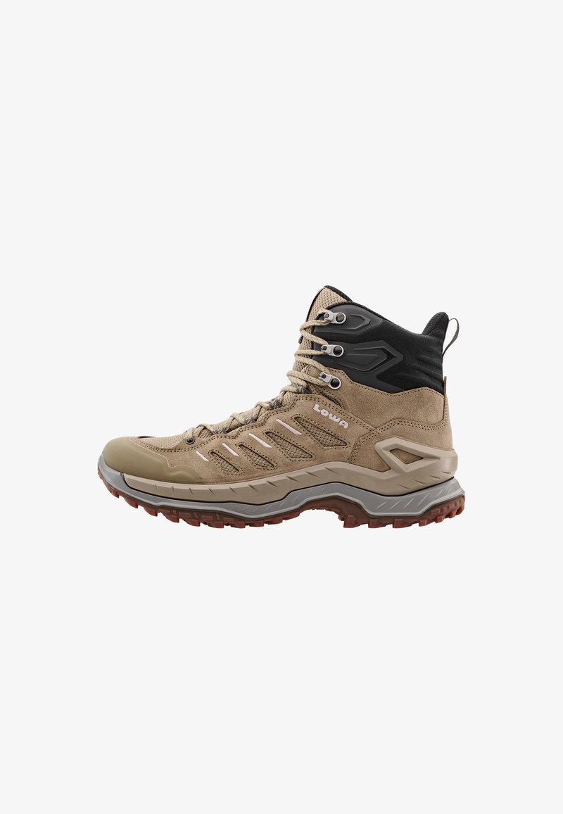 L'boot da trekking presenta una tomaia in camoscio beige con pannelli in rete, una punta rinforzata e una suola in gomma testurizzata. Include un colletto alto e dettagli grigi.