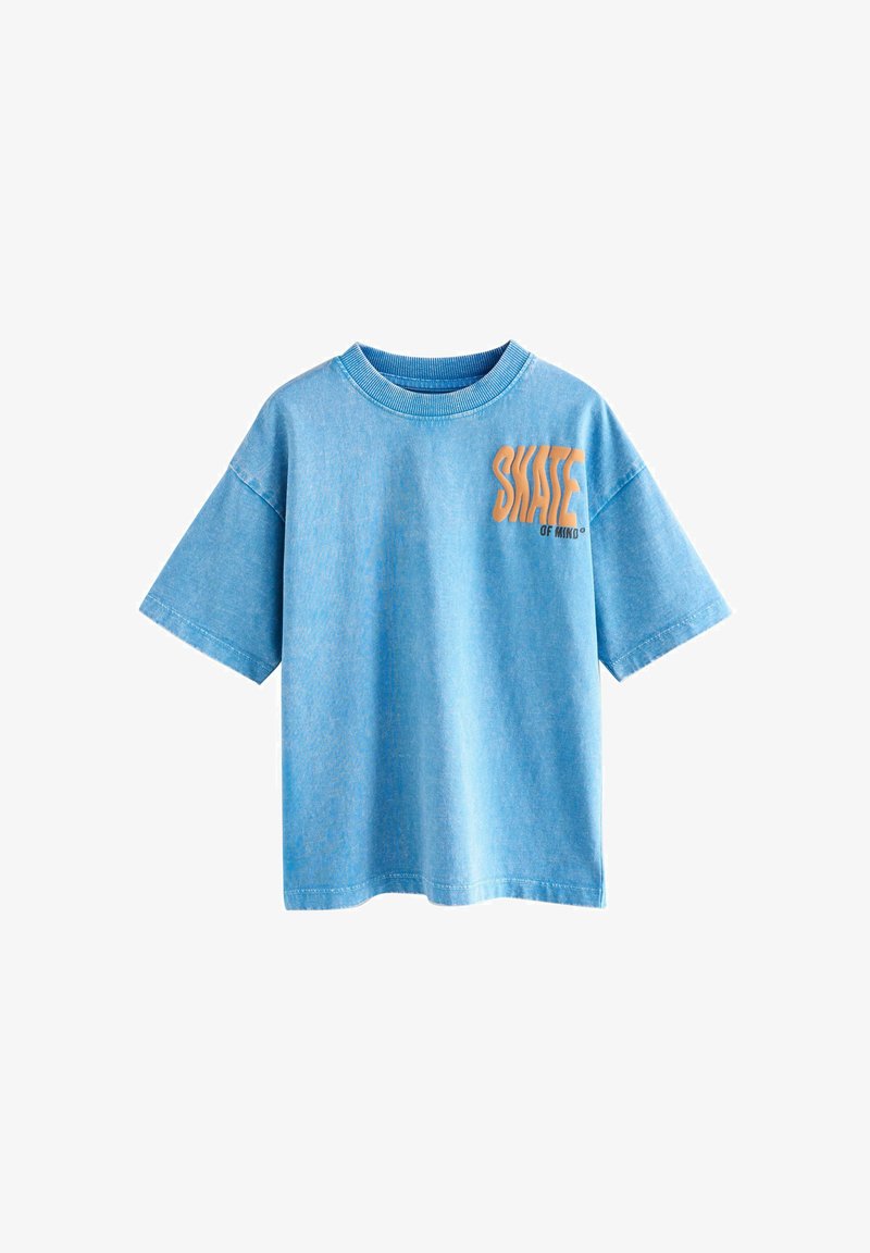 Blaues Baumwoll-T-Shirt mit kurzen Ärmeln, geripptem Rundhalsausschnitt und oranger "SKATE"-Grafik auf der linken Brust. Glatte Textur, lässige Passform.