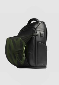 Zwarte leren rugzak met een gaaspocket met daarop een groen logopatroon. Een zijrits en een soepel, gestructureerd ontwerp. Gestructureerde oppervlakte details.