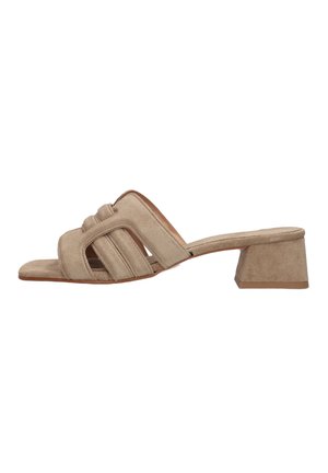 Beige suède open-toe mule sandaal met blokhak en uitgewerkt bandje, zijaanzicht op witte achtergrond.