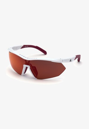 Sportsonnenbrille mit einem weißen Rahmen und kastanienbraunen Akzenten, großen rot getönten Gläsern, aerodynamischem Design und strukturierten Bügelgriffen.
