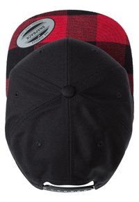 Sort og rød ternet snapback-cap med en buet skygge, der har en glat tekstur og et plastisk justerbart bånd bagpå.