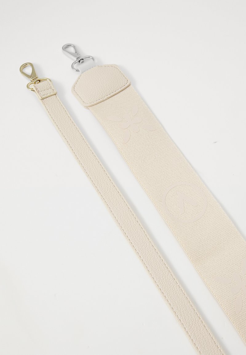 Deux sangles : l'une en tissu beige texturé avec des motifs en relief, l'autre en cuir beige lisse. La quincaillerie présente des clips en or et en argent.