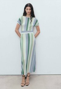 Vestito maxi a righe con maniche corte, caratterizzato da linee verticali nei colori verde, lavanda e beige. Tessuto morbido con vita aderente.